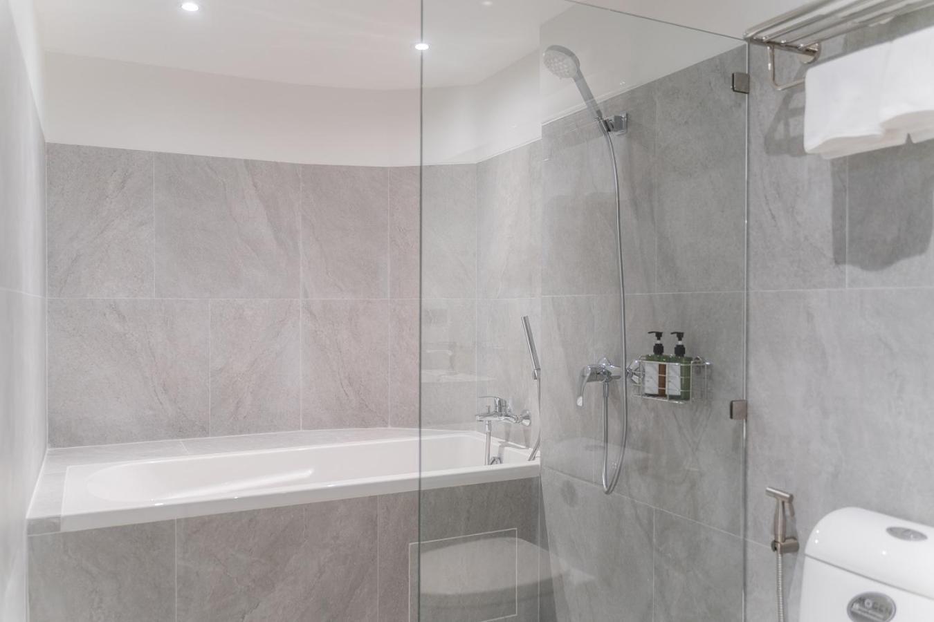 Superior Room Bathtub